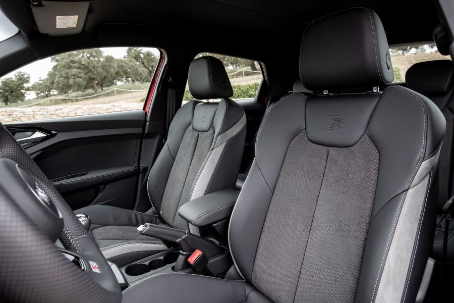Интерьер Audi A1 Sportback 30 TFSI Advanced 2018 года  (WW) (фото 8 из 16)